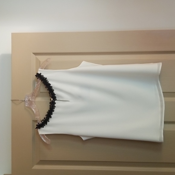 RSVP by Talbots Cream and Black Top with Flower Detail, NWT, Size M - Picture 5 of 5